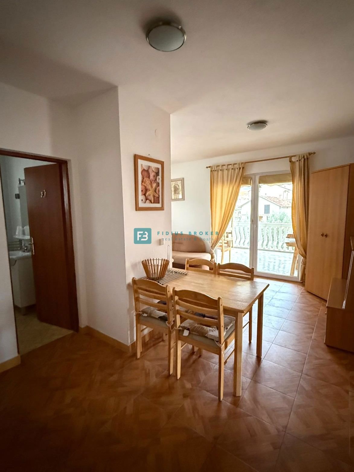 VODICE, samostojna hiša, 7 apartmajev, dvorišče
