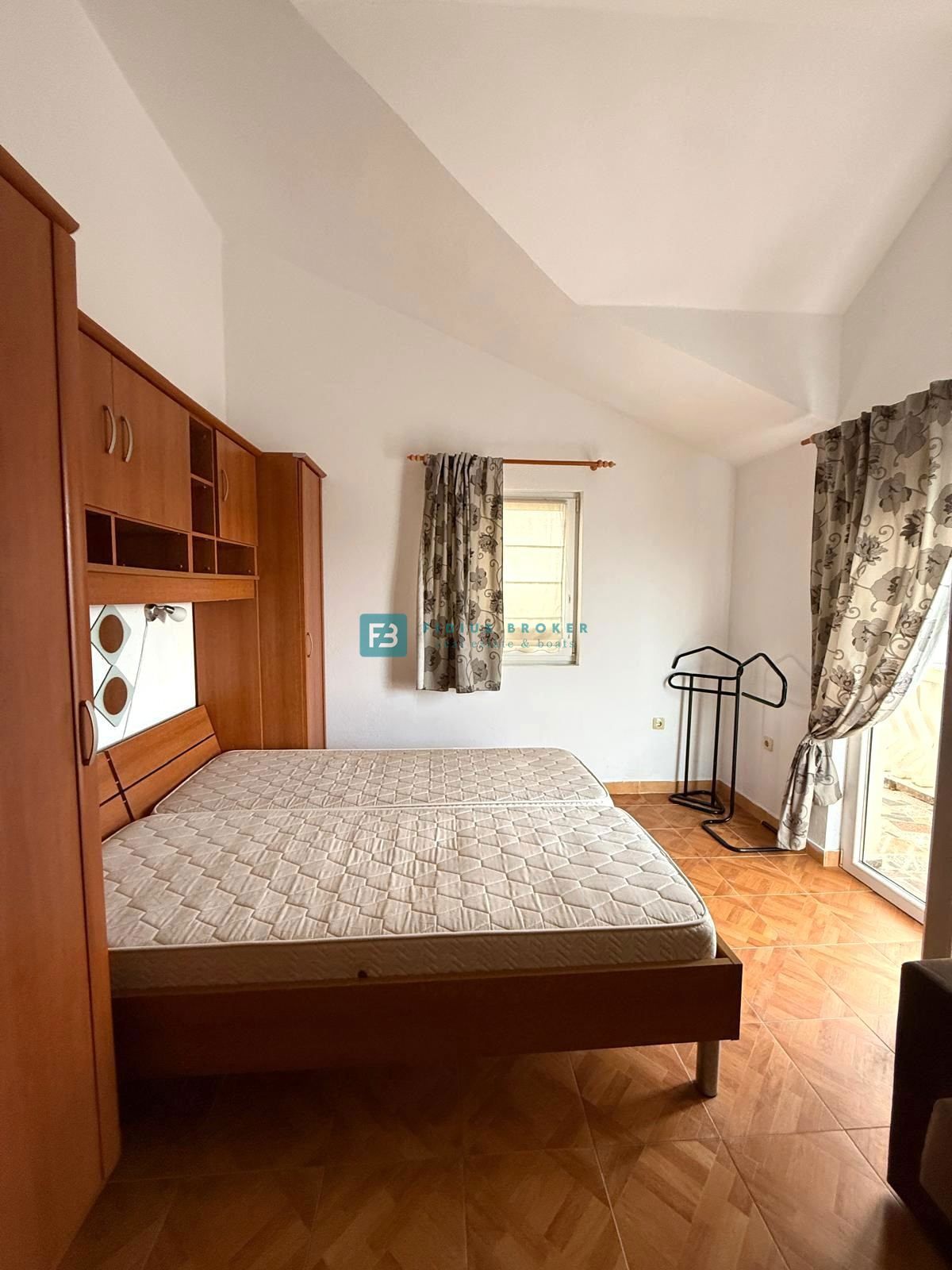 VODICE, samostojna hiša, 7 apartmajev, dvorišče