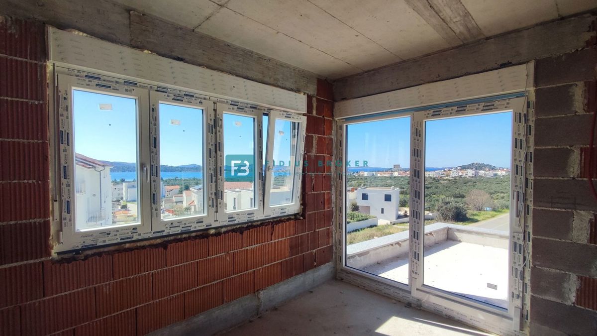 VODICE, novogradnja, dvojček, pogled na morje, bazen, vrt