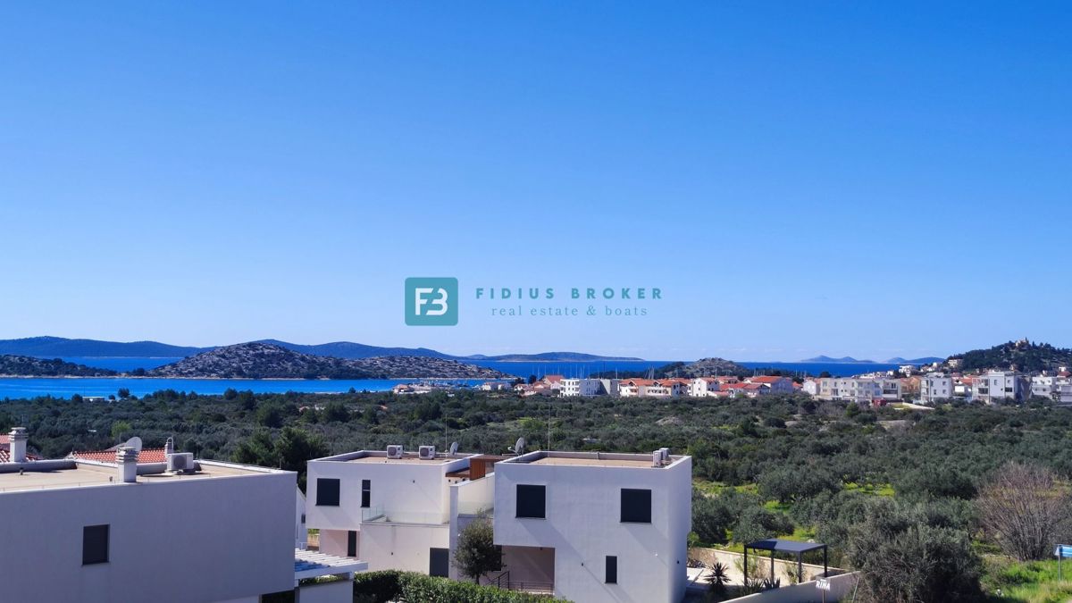 VODICE, novogradnja, dvojček, pogled na morje, bazen, vrt