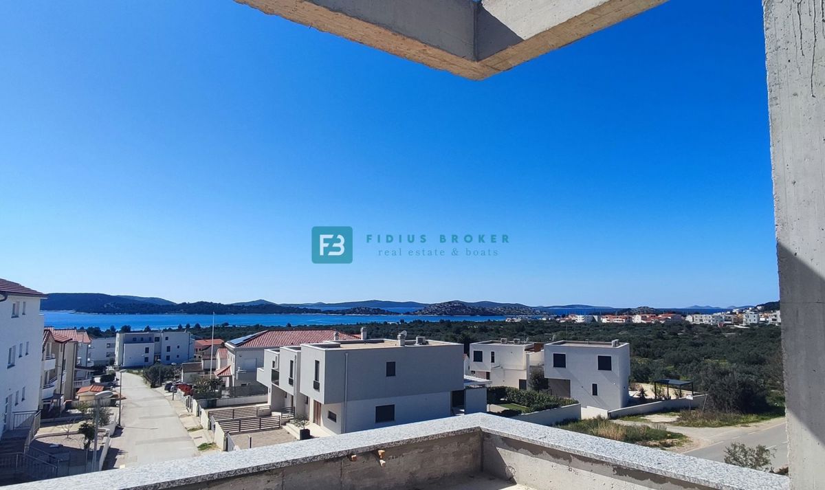 VODICE, novogradnja, dvojček, pogled na morje, bazen, vrt