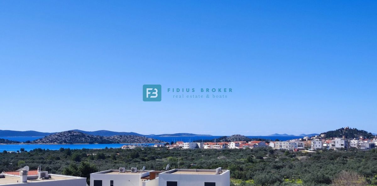 VODICE, novogradnja, dvojček, pogled na morje, bazen, vrt