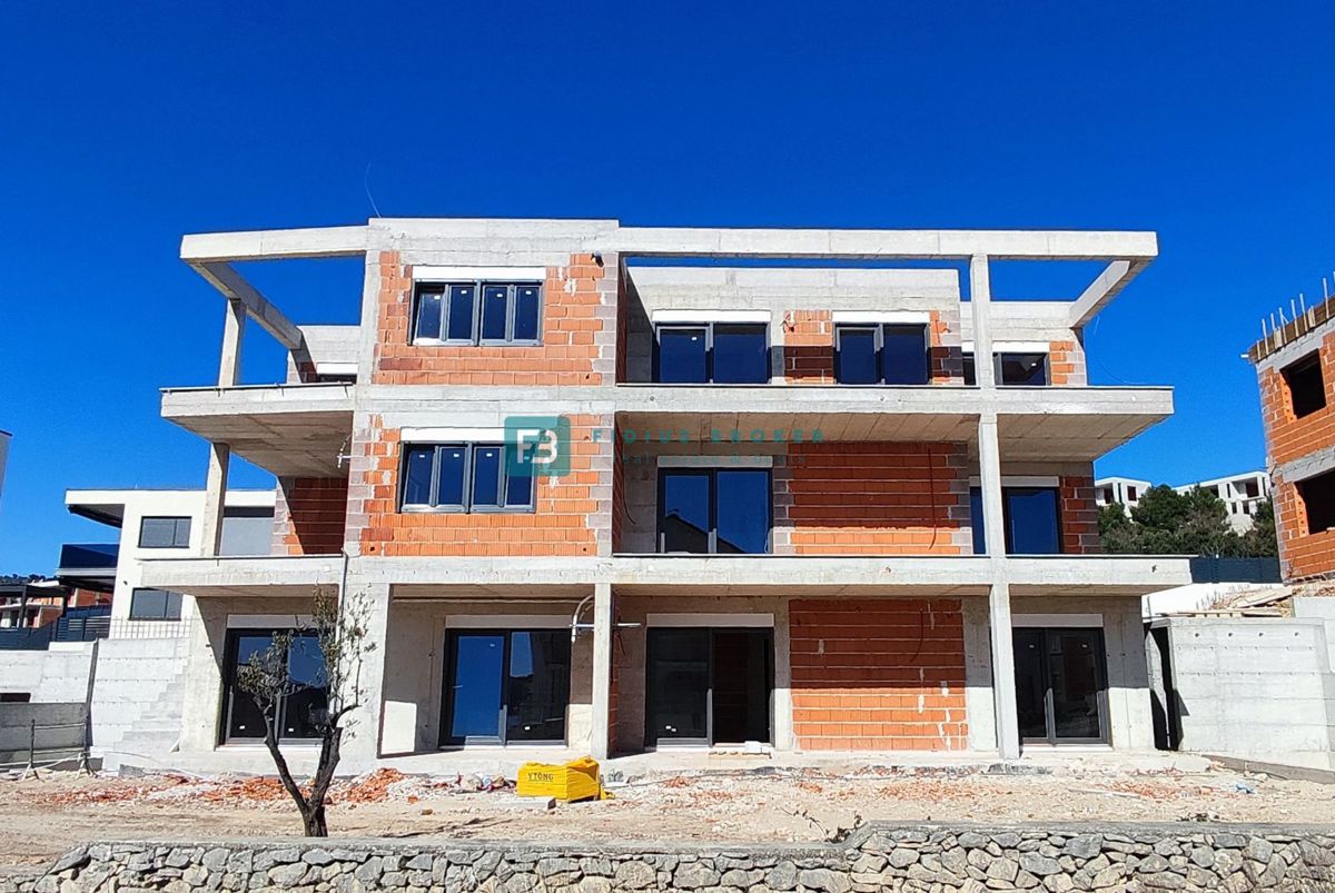 VODICE, novogradnja, dvojček, pogled na morje, bazen, vrt