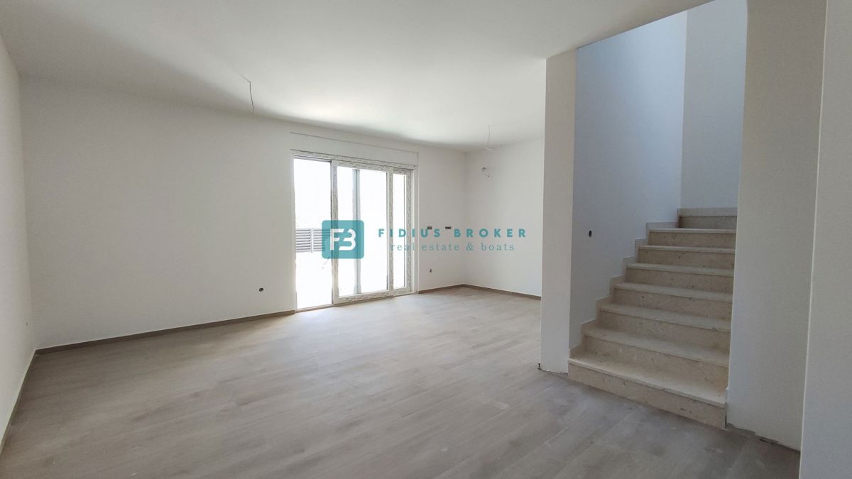 VODICE, nov projekt, moderne vrstne hiše, dvorišče, mirna lokacija, S2