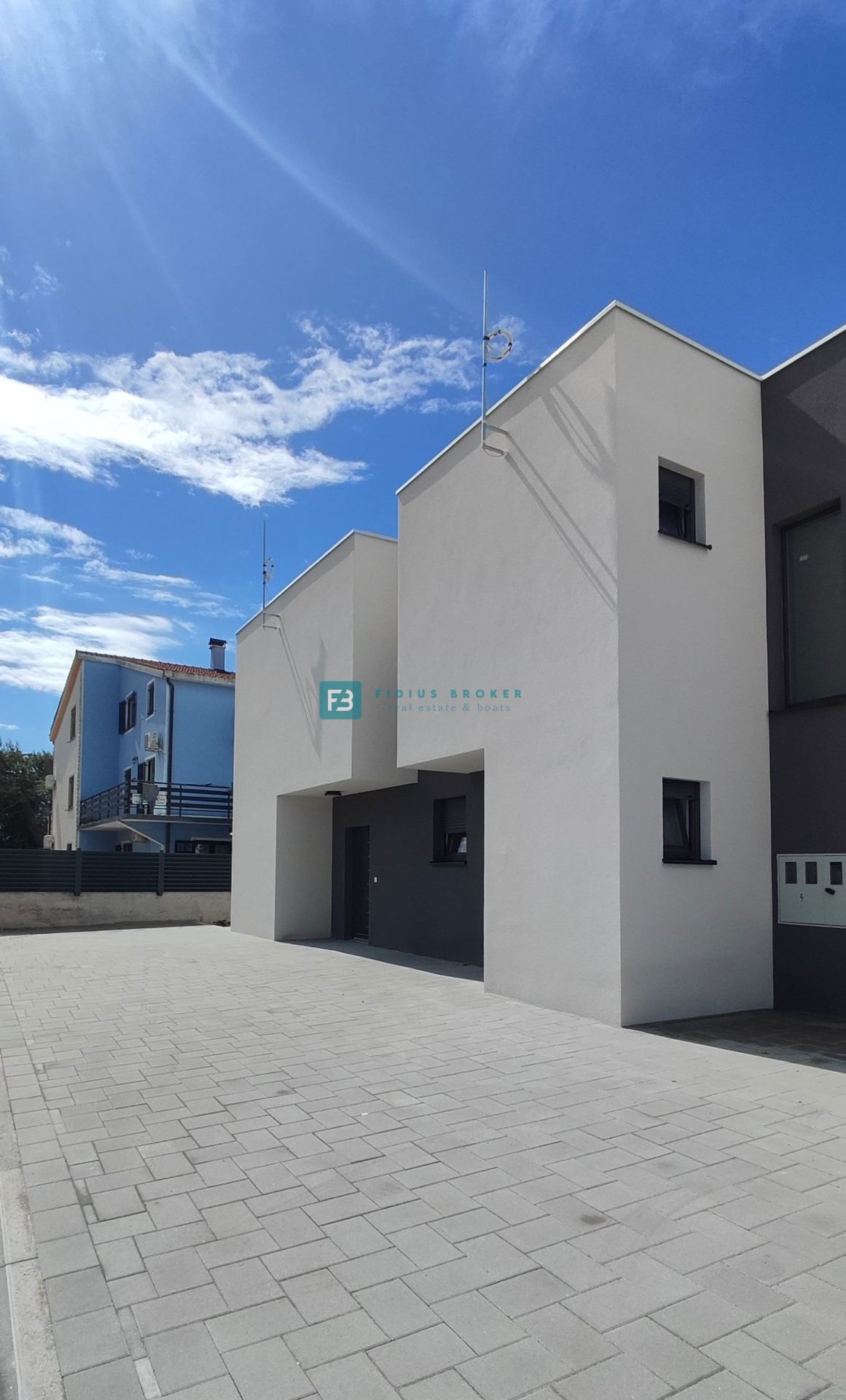 VODICE, nov projekt, moderne vrstne hiše, dvorišče, mirna lokacija, S2