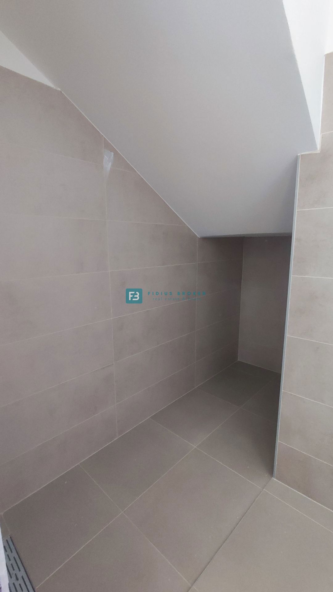 VODICE, nov projekt, moderne vrstne hiše, dvorišče, mirna lokacija, S2