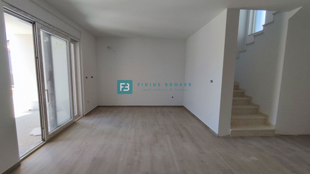 VODICE, nov projekt, moderne vrstne hiše, dvorišče, mirna lokacija, S2