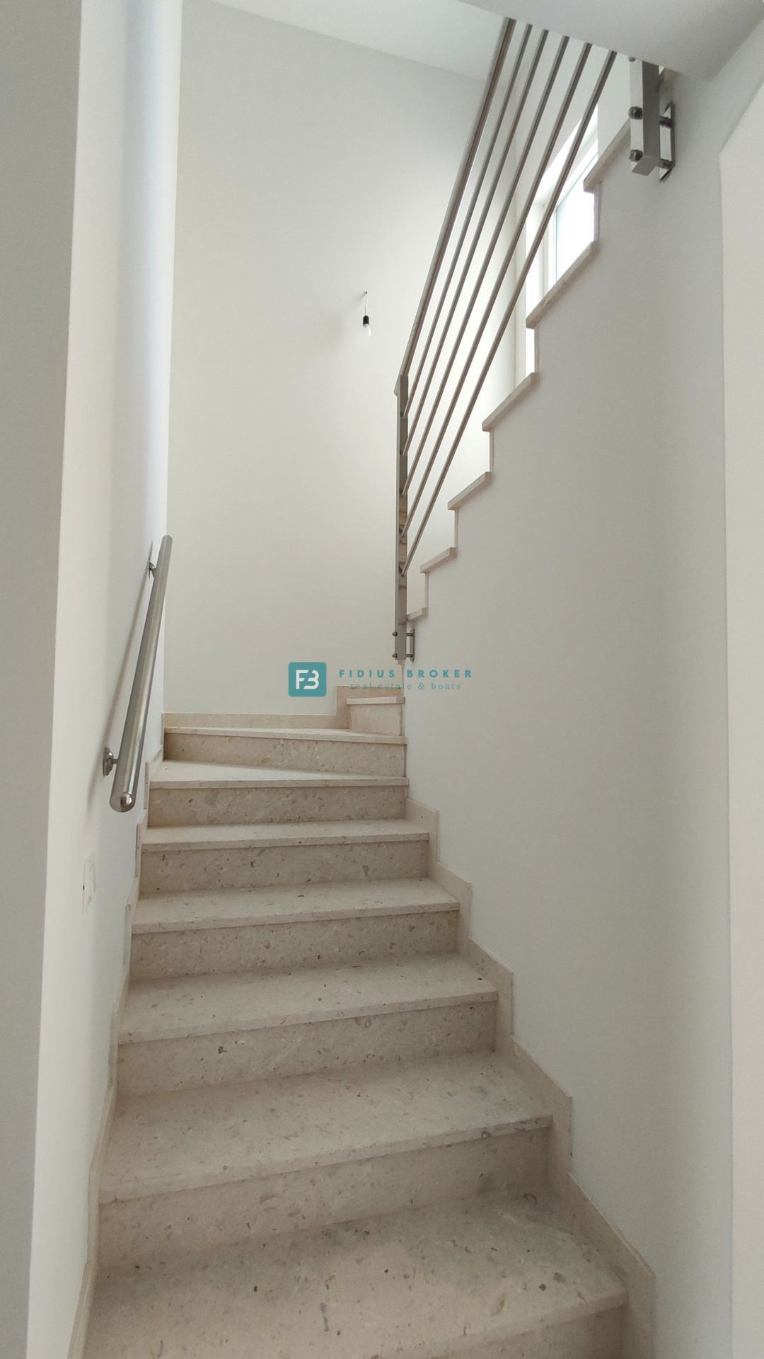VODICE, nov projekt, moderne vrstne hiše, dvorišče, mirna lokacija, S2