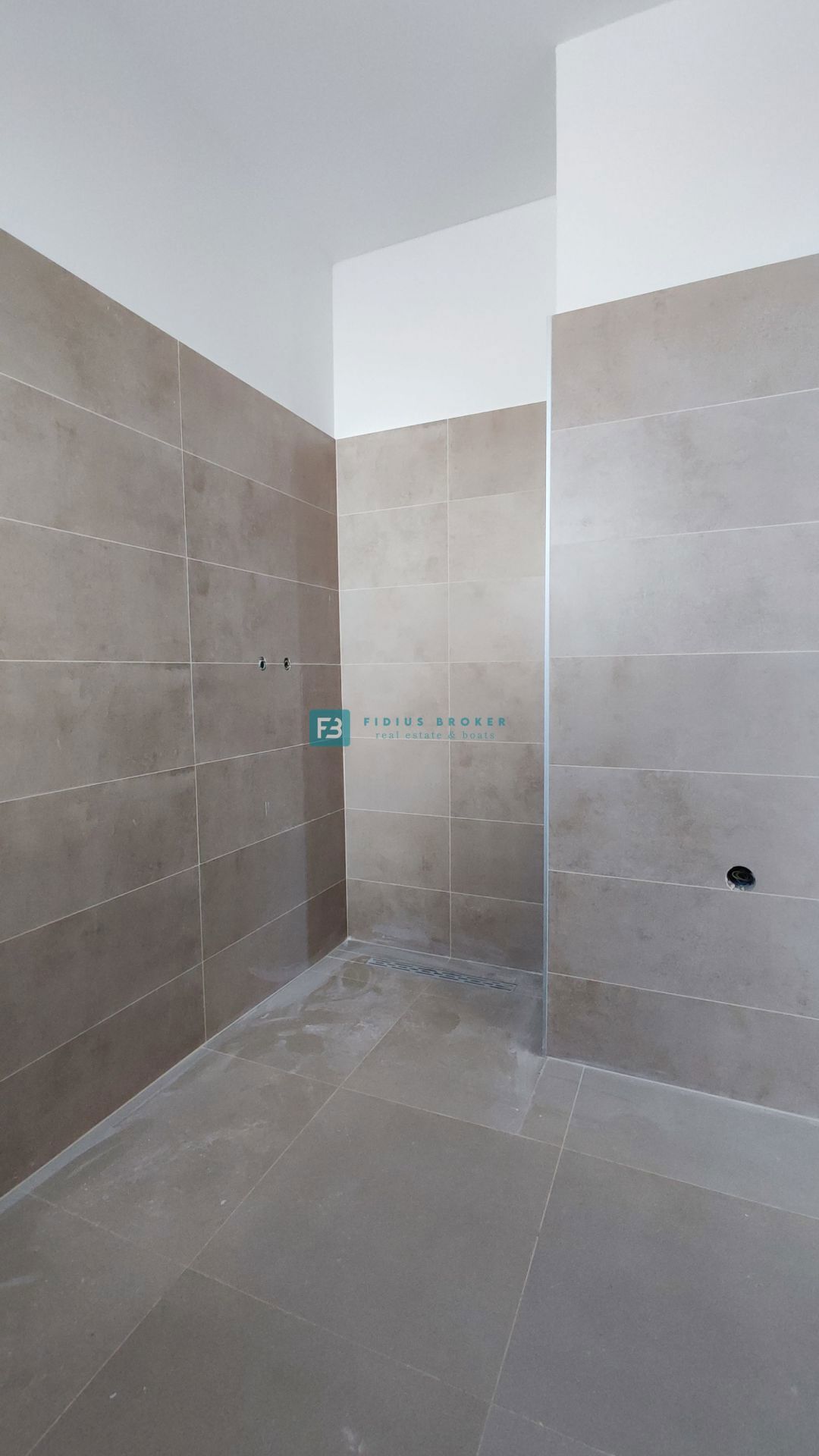 VODICE, nov projekt, moderne vrstne hiše, dvorišče, mirna lokacija, S2