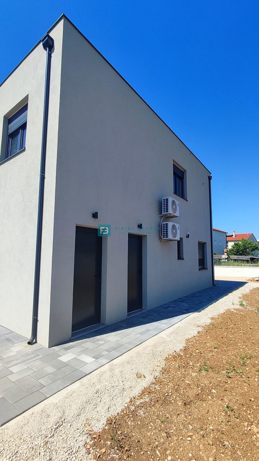 VODICE, novo, pravkar dokončano, 1. nadstropje, shramba, 2 parkirni mesti