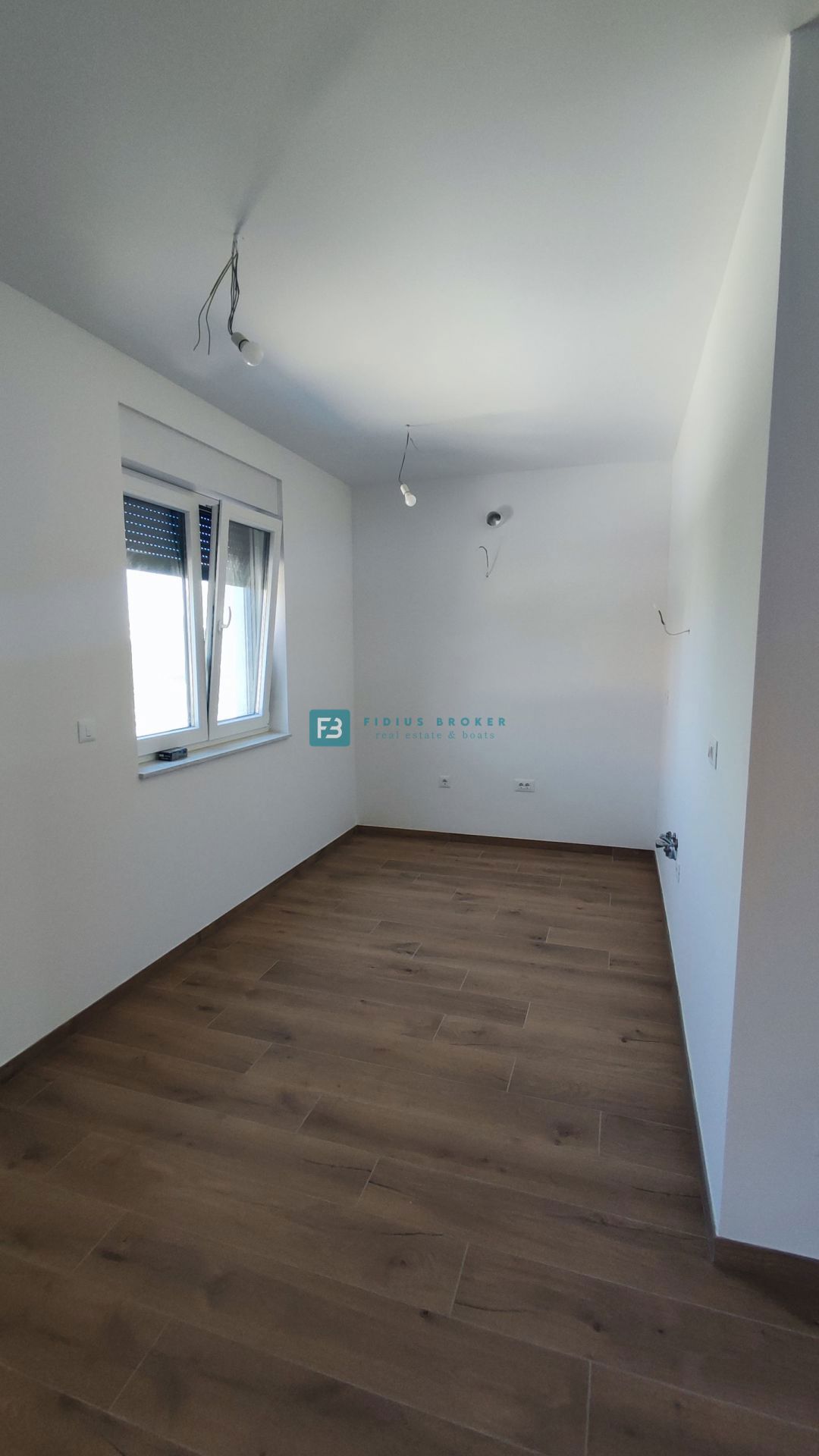VODICE, novo, pravkar dokončano, 1. nadstropje, shramba, 2 parkirni mesti
