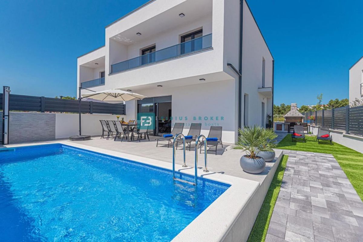VODICE, nova, moderno opremljena hiša, bazen, 4 spalnice