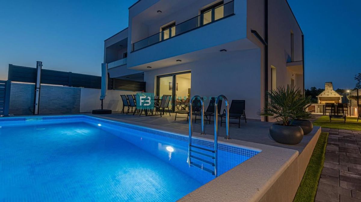 VODICE, nova, moderno opremljena hiša, bazen, 4 spalnice
