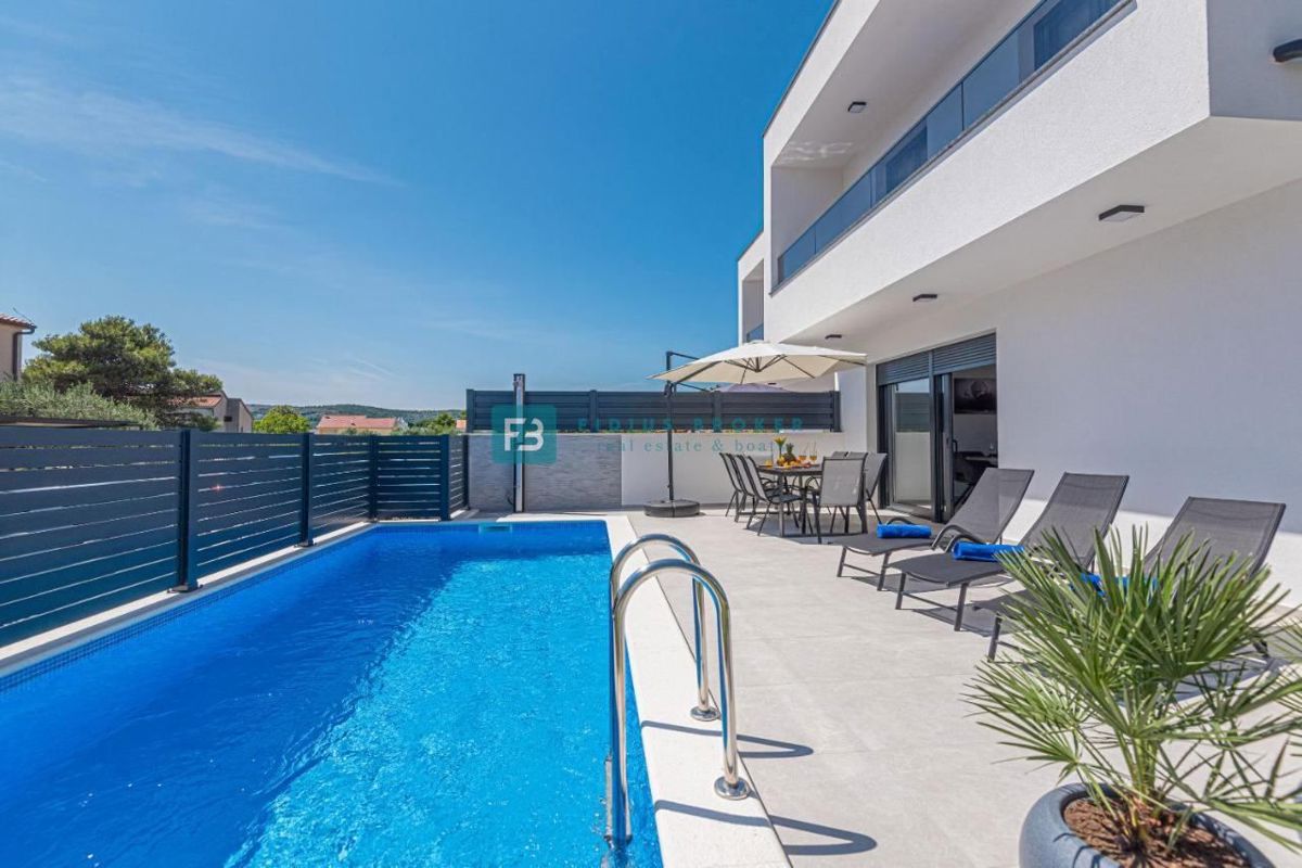 VODICE, nova, moderno opremljena hiša, bazen, 4 spalnice