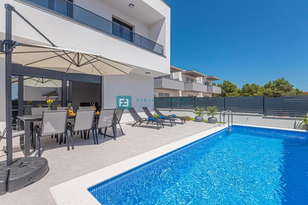 VODICE, nova, moderno opremljena hiša, bazen, 4 spalnice