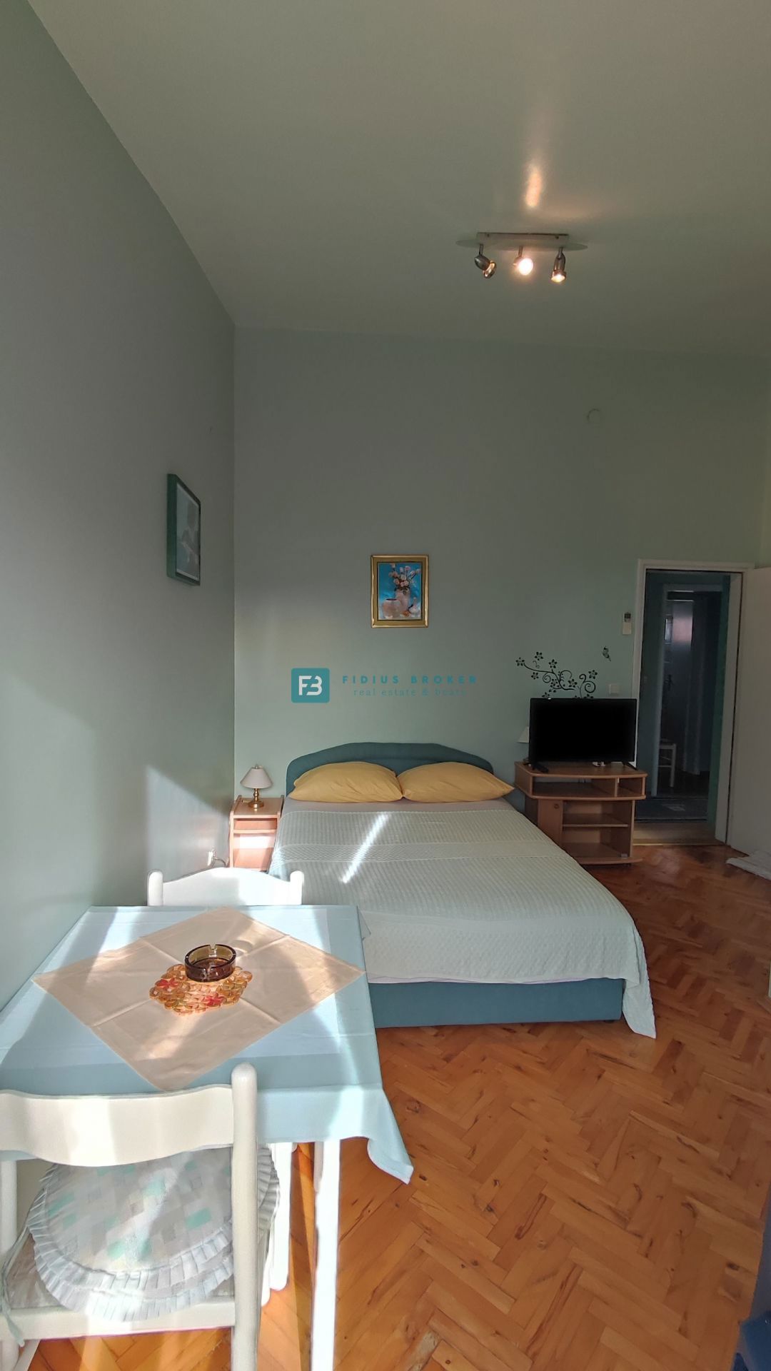 VODICE, vrhunska lokacija, apartmajska hiša, 350 m od plaže, garaža