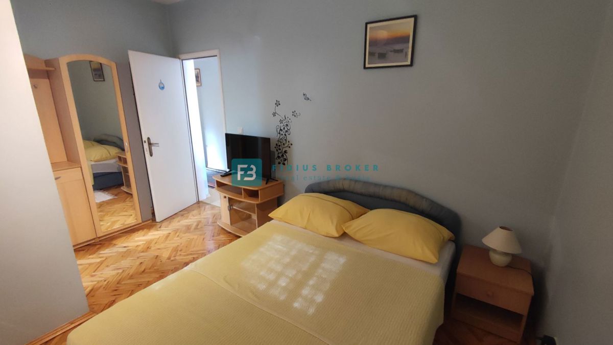 VODICE, vrhunska lokacija, apartmajska hiša, 350 m od plaže, garaža