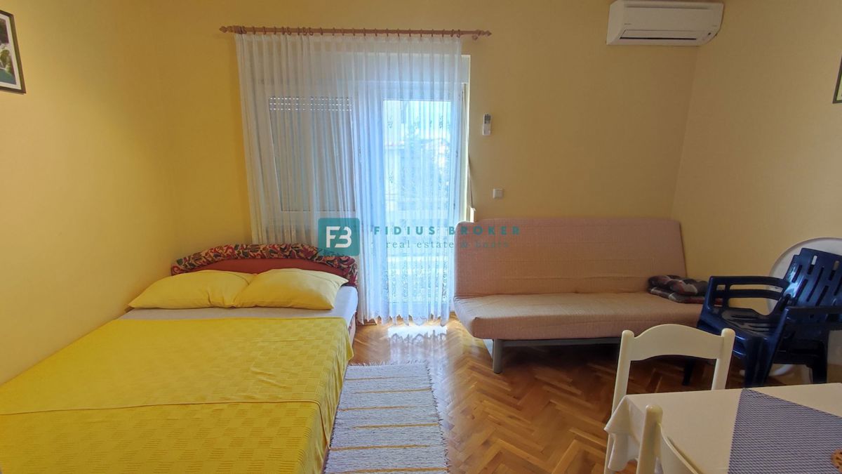 VODICE, vrhunska lokacija, apartmajska hiša, 350 m od plaže, garaža