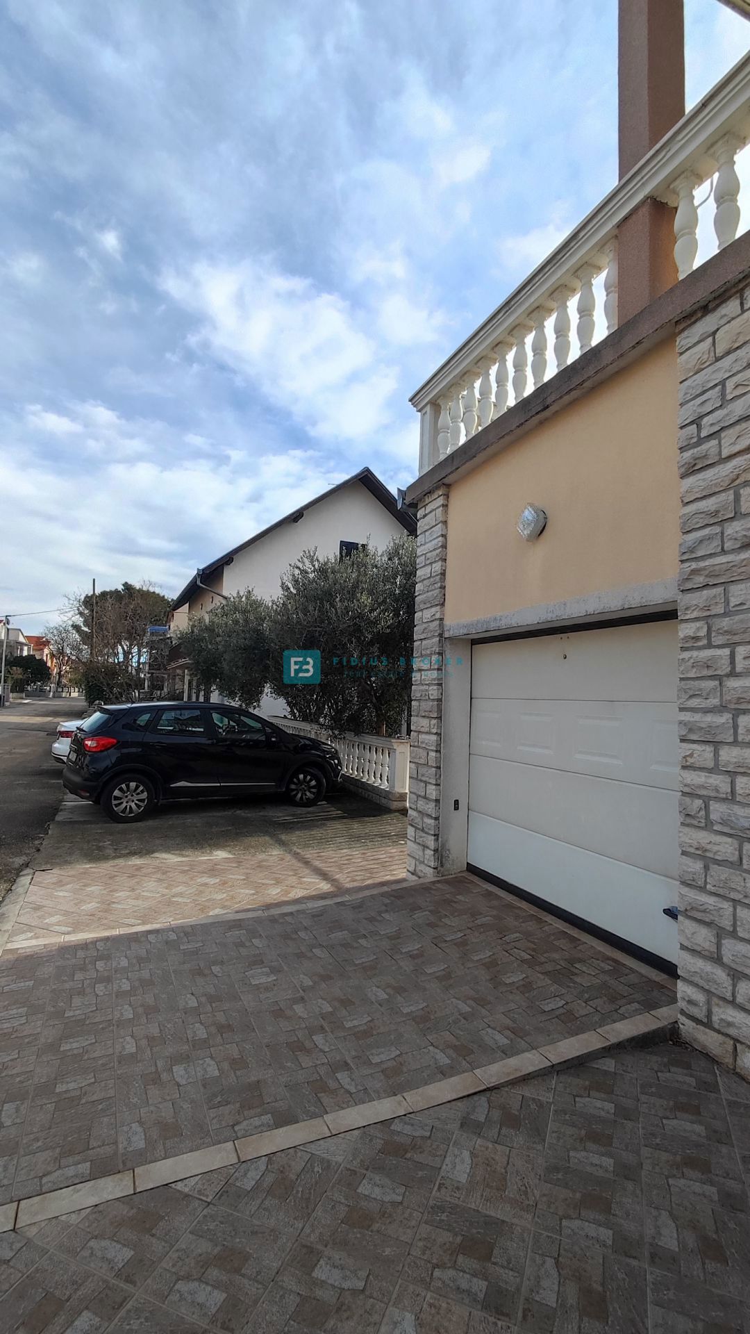 VODICE, vrhunska lokacija, apartmajska hiša, 350 m od plaže, garaža