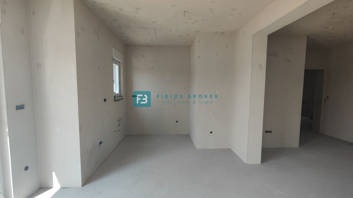 VODICE, novogradnja, pogled na morje, dvorišče 245 m2, 600 m do plaže