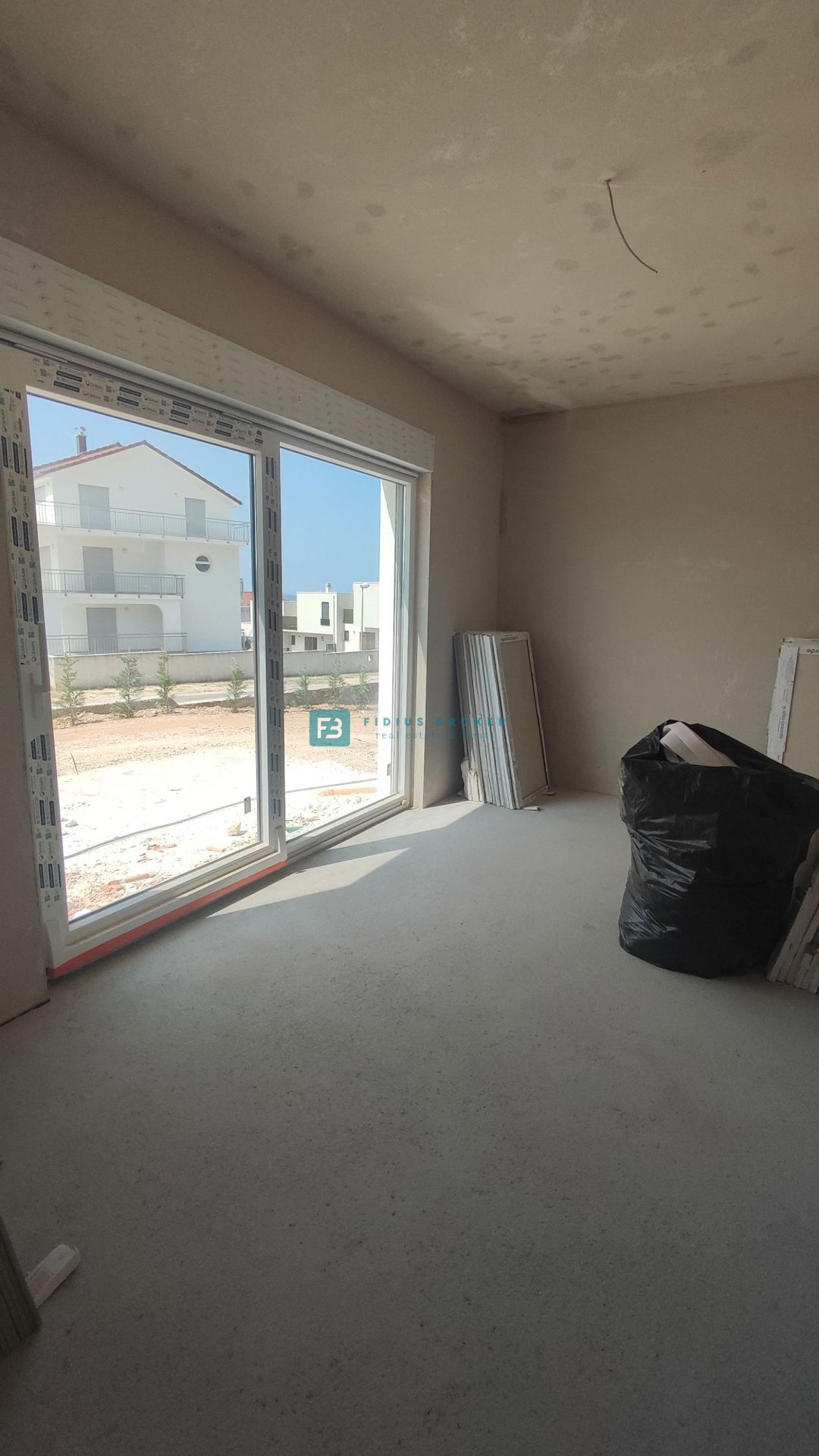 VODICE, novogradnja, pogled na morje, dvorišče 245 m2, 600 m do plaže