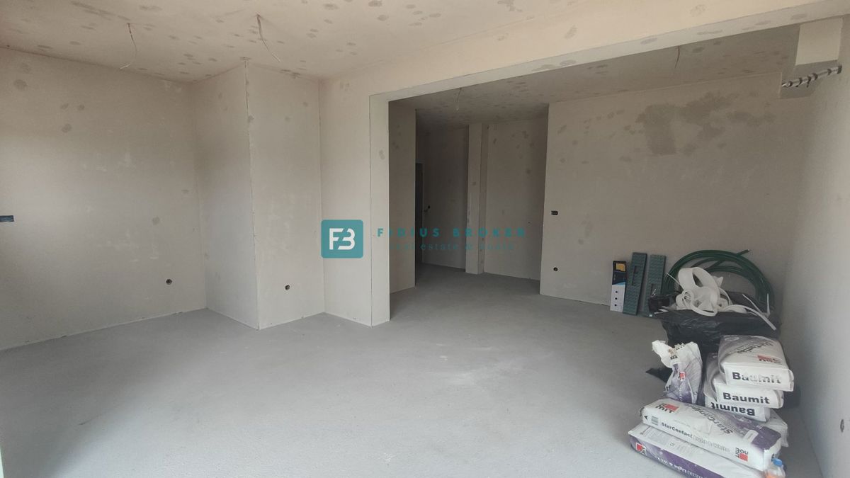 VODICE, novogradnja, pogled na morje, dvorišče 245 m2, 600 m do plaže