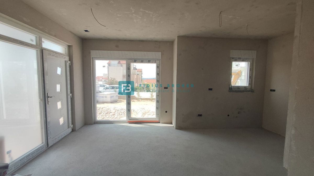 VODICE, novogradnja, pogled na morje, dvorišče 245 m2, 600 m do plaže