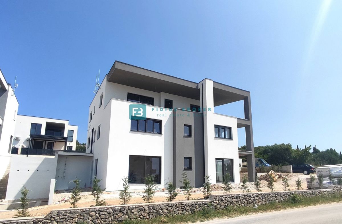 VODICE, novogradnja, pogled na morje, dvorišče 245 m2, 600 m do plaže