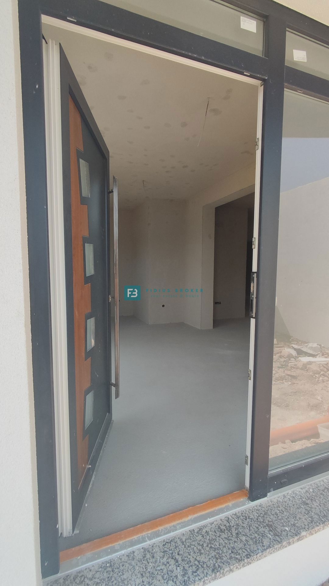 VODICE, novogradnja, pogled na morje, dvorišče 245 m2, 600 m do plaže