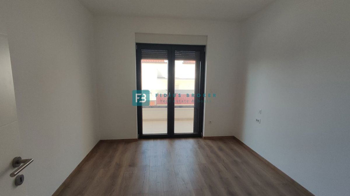 VODICE, novogradnja, dvoetažno stanovanje, vrt 40 m2, S3