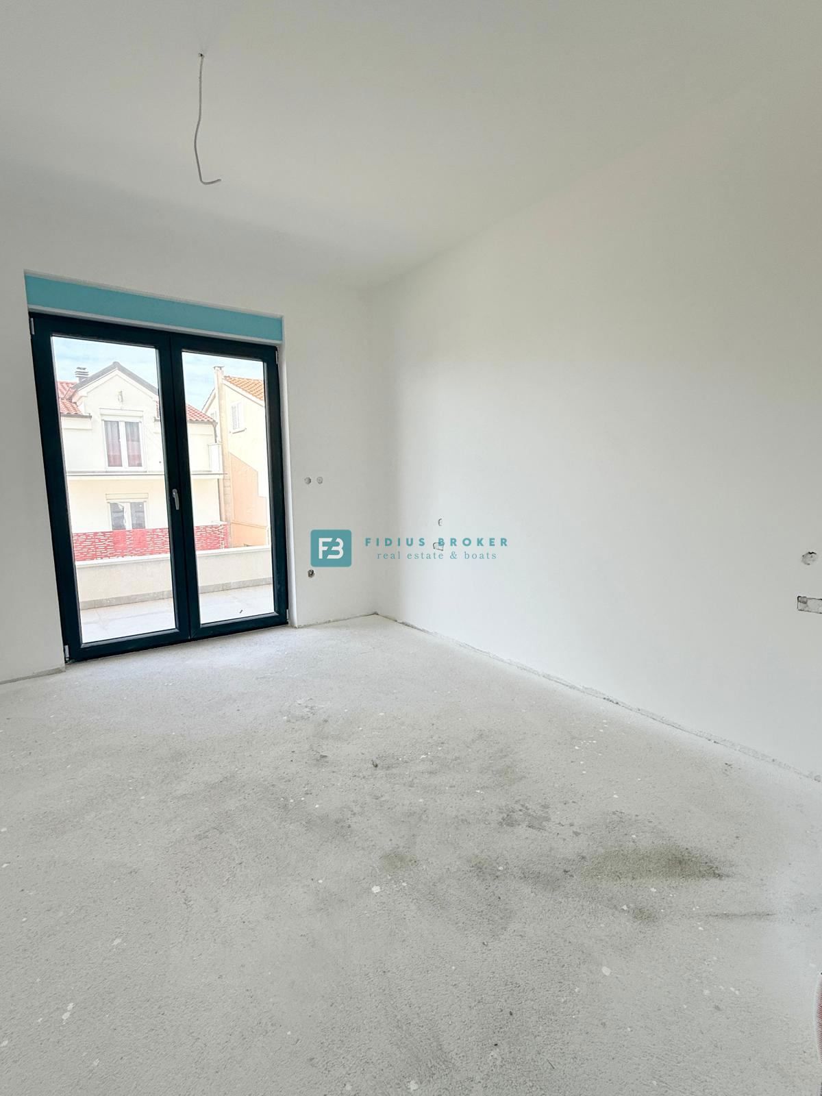 VODICE, novogradnja, dvoetažno stanovanje, vrt 40 m2, S3