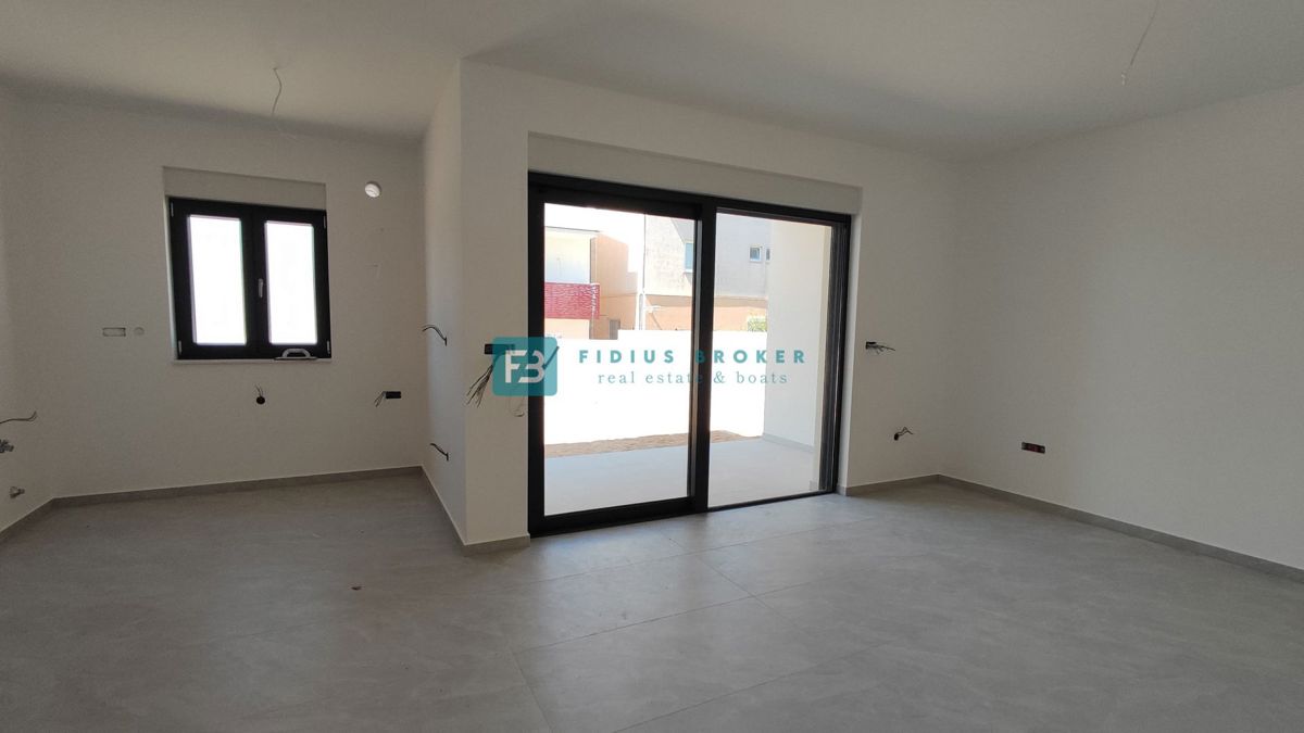 VODICE, novogradnja, dvoetažno stanovanje, vrt 40 m2, S3