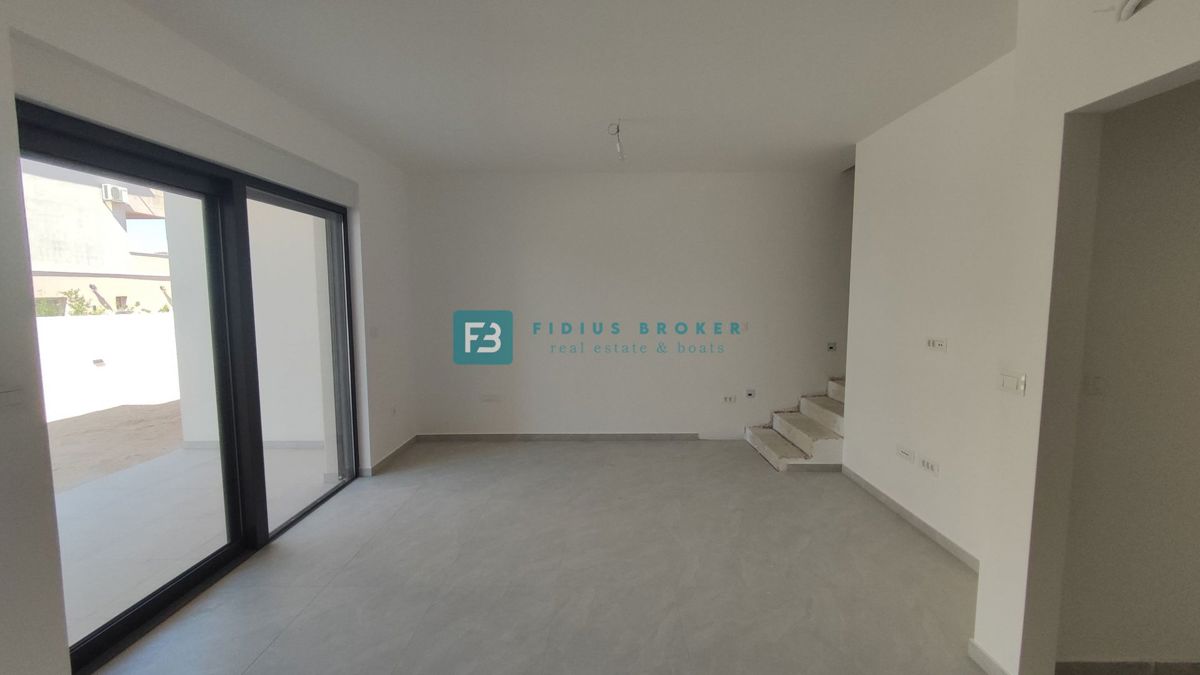 VODICE, novogradnja, dvoetažno stanovanje, vrt 40 m2, S3