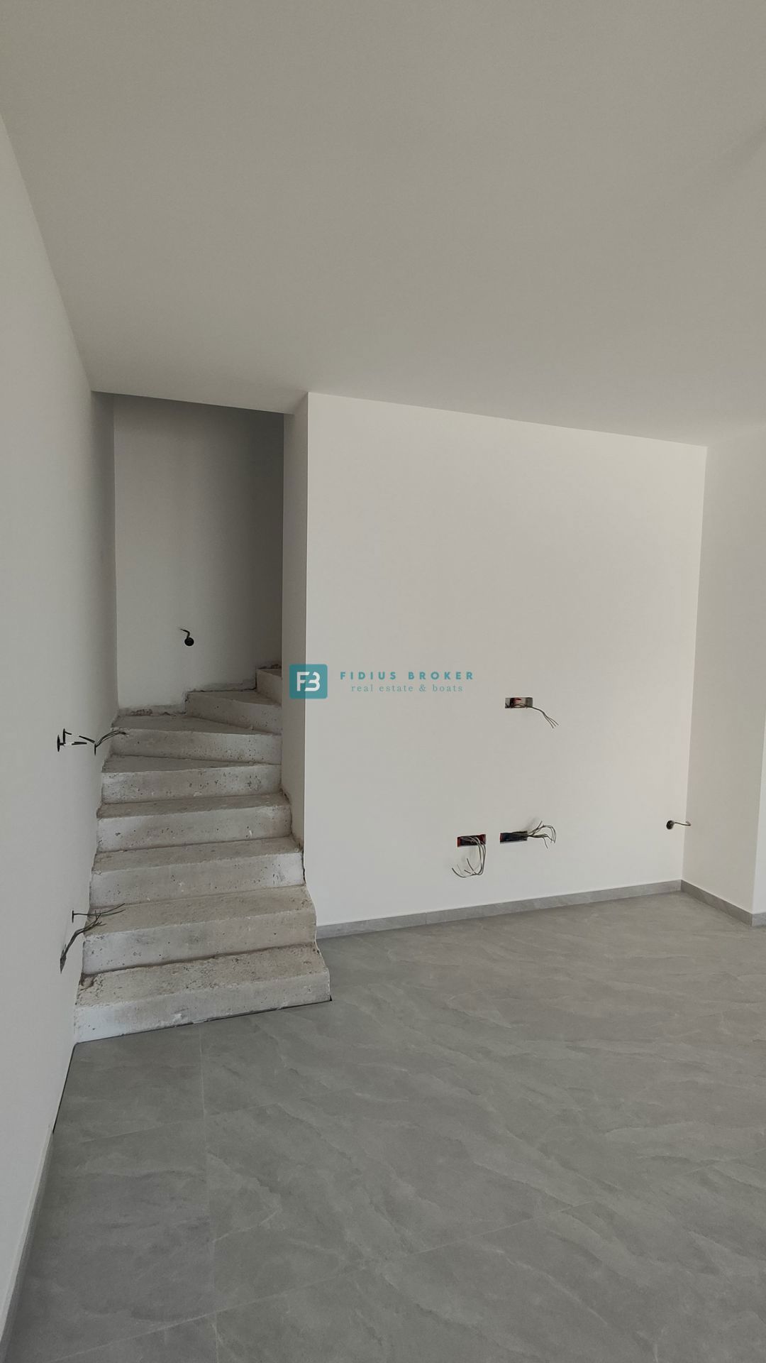 VODICE, novogradnja, dvoetažno stanovanje, vrt 40 m2, S3