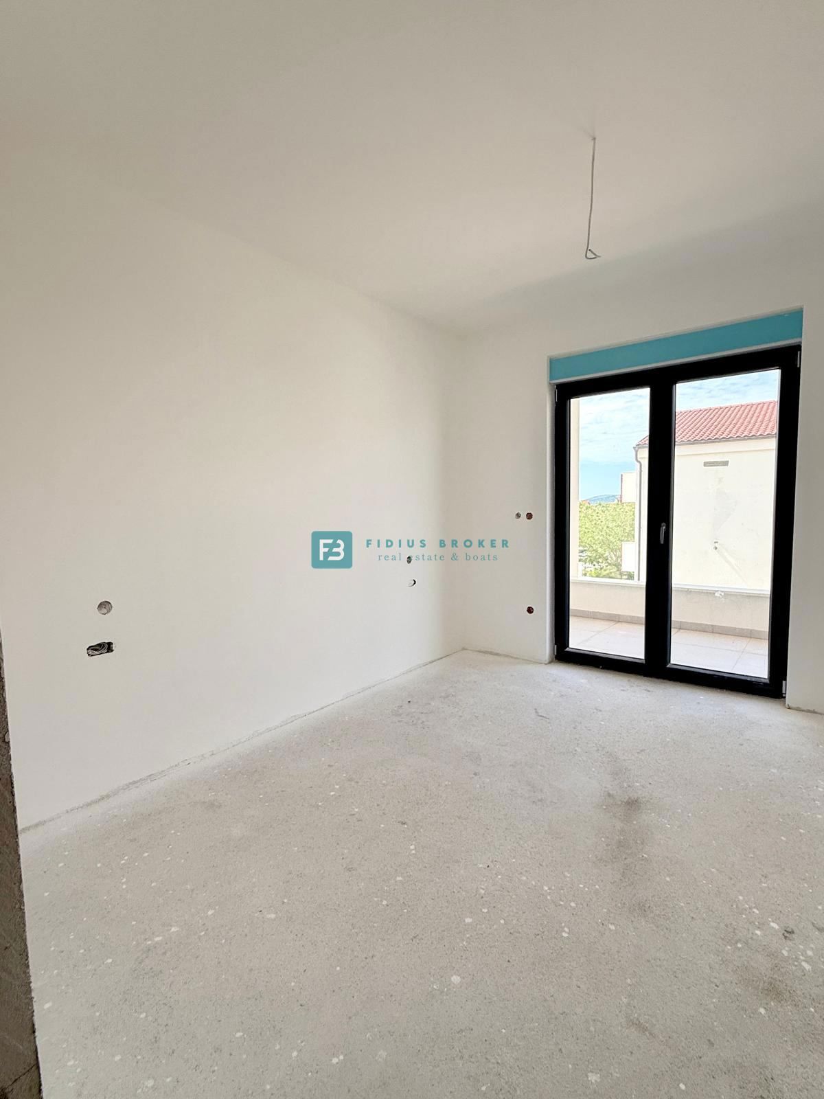 VODICE, novogradnja, dvoetažno stanovanje, vrt 40 m2, S3