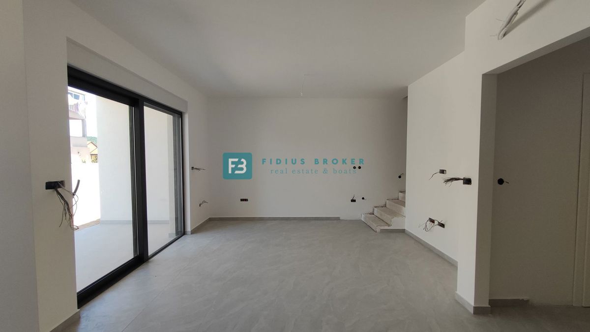 VODICE, novogradnja, dvoetažno stanovanje, vrt 40 m2, S3