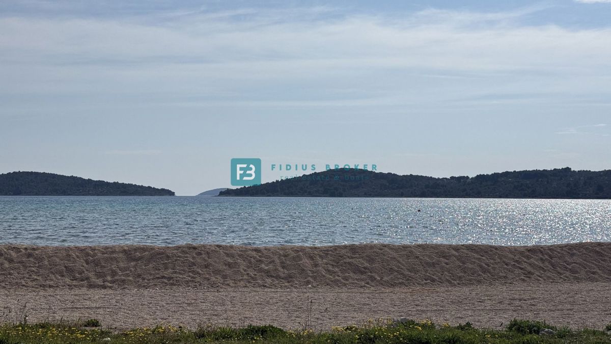 VODICE - SRIMA, vrhunska lokacija, 80 m od morja, 1. nadstropje, pogled na morje, dvigalo