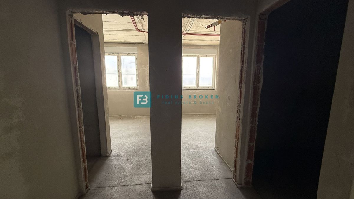 VODICE - SRIMA, vrhunska lokacija, 80 m od morja, 1. nadstropje, pogled na morje, dvigalo