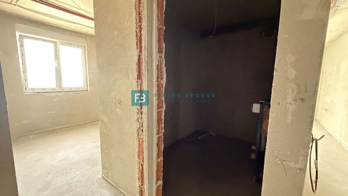 VODICE - SRIMA, vrhunska lokacija, 80 m od morja, 1. nadstropje, pogled na morje, dvigalo