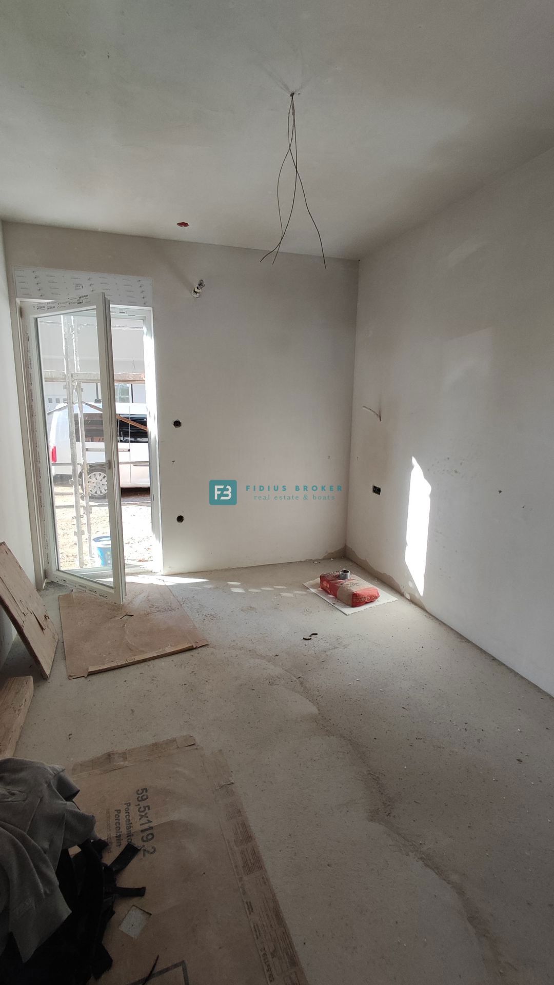 VODICE, novogradnja, pritličje, vrt 30 m2, 650 m do plaže