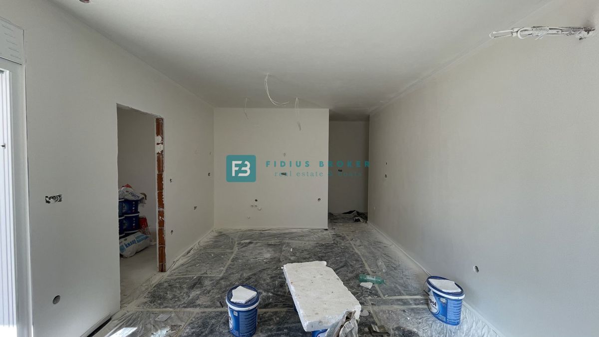 VODICE, novogradnja, pritličje, vrt 30 m2, 650 m do plaže