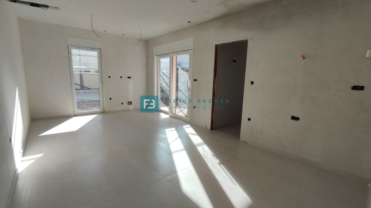 VODICE, novogradnja, pritličje, vrt 30 m2, 650 m do plaže