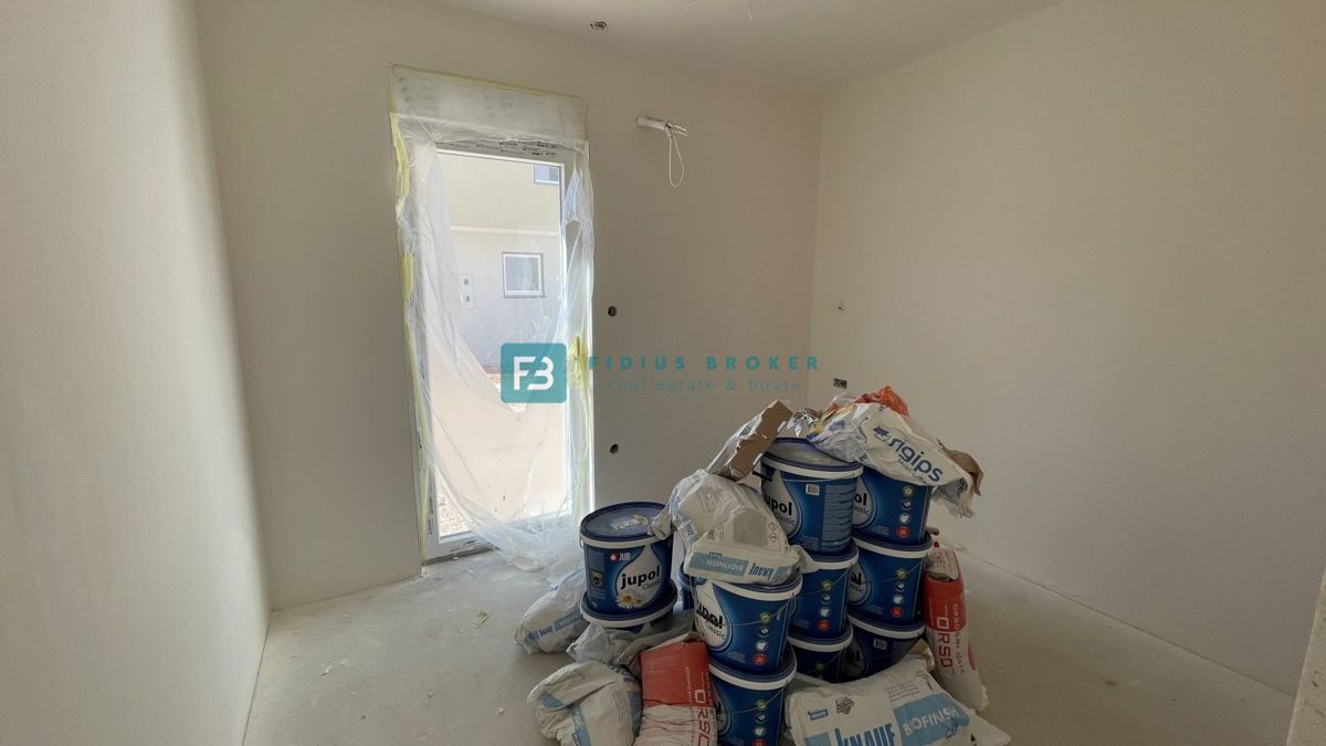 VODICE, novogradnja, pritličje, vrt 30 m2, 650 m do plaže