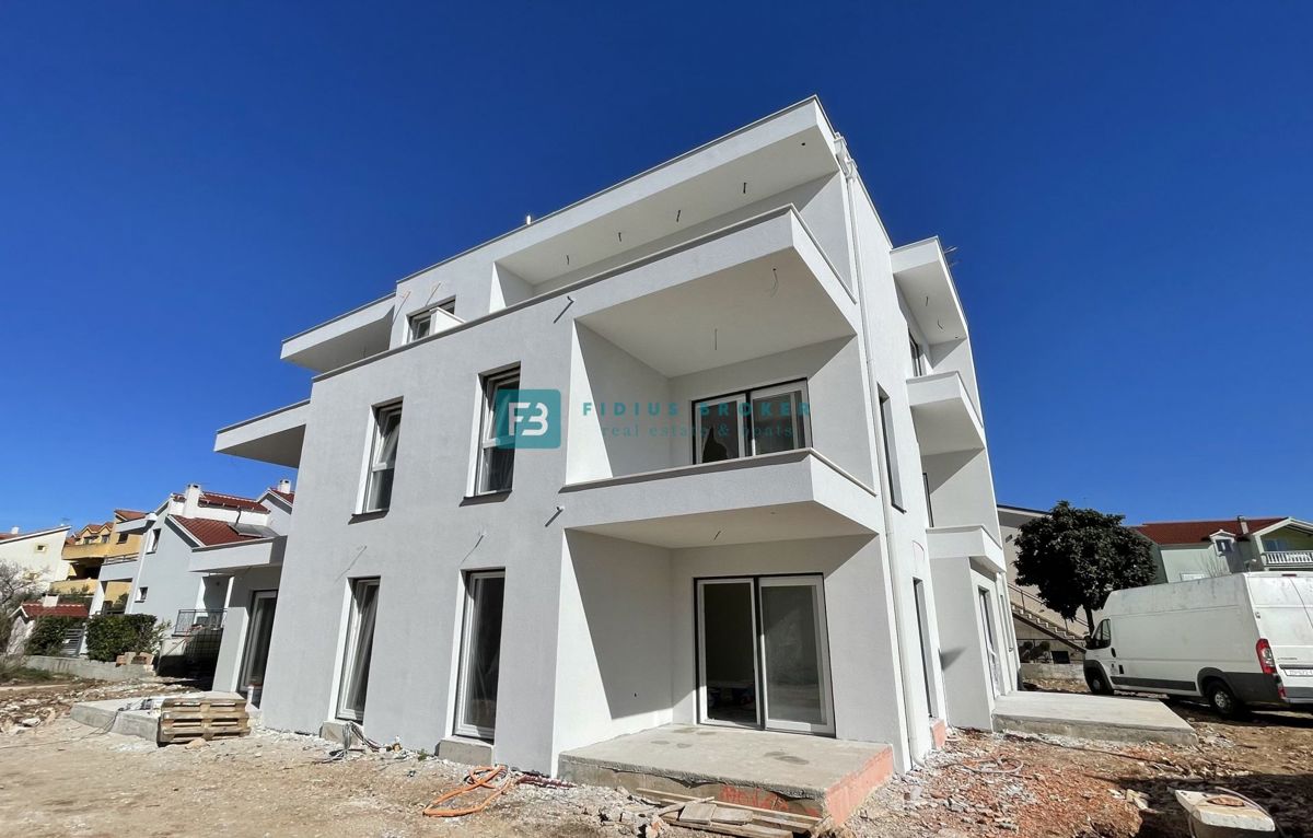 VODICE, novogradnja, pritličje, vrt 30 m2, 650 m do plaže