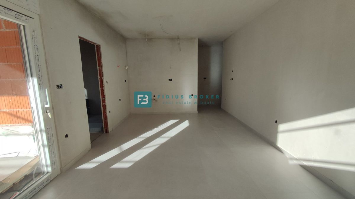 VODICE, novogradnja, pritličje, vrt 30 m2, 650 m do plaže