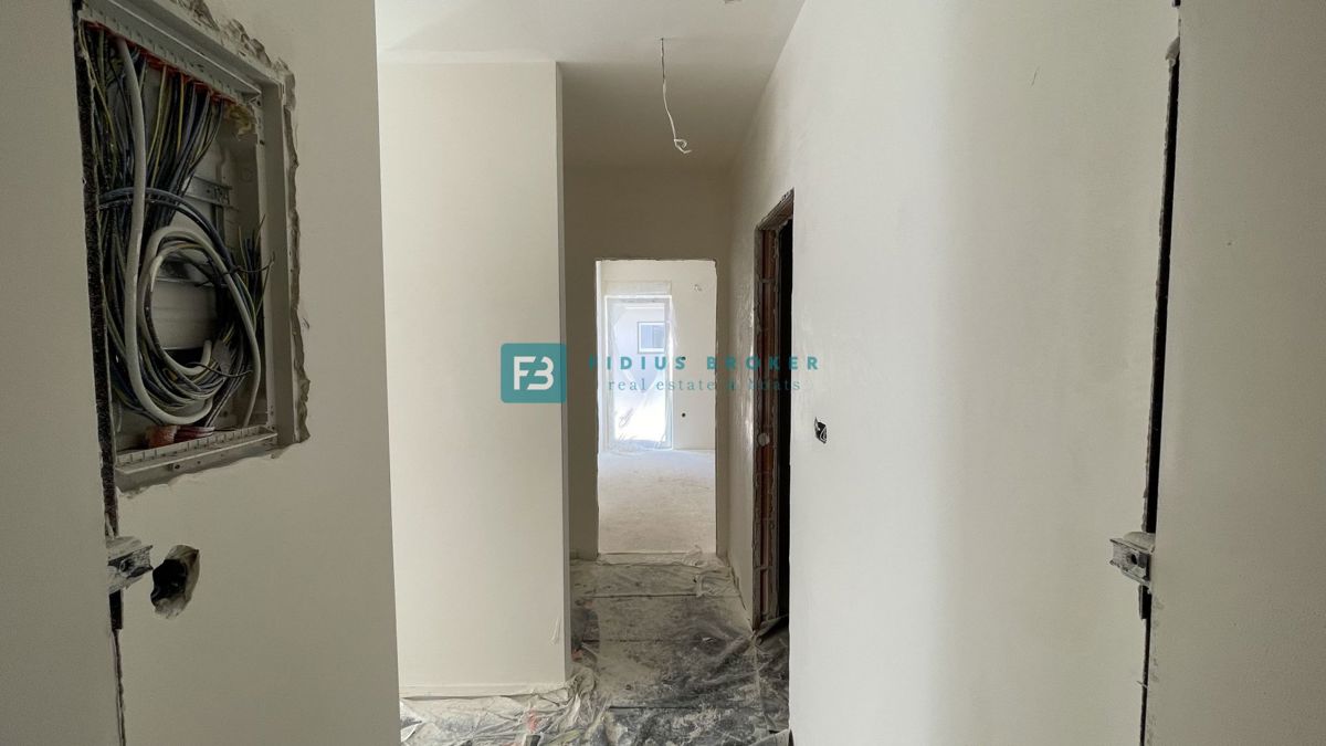 VODICE, novogradnja, pritličje, vrt 30 m2, 650 m do plaže