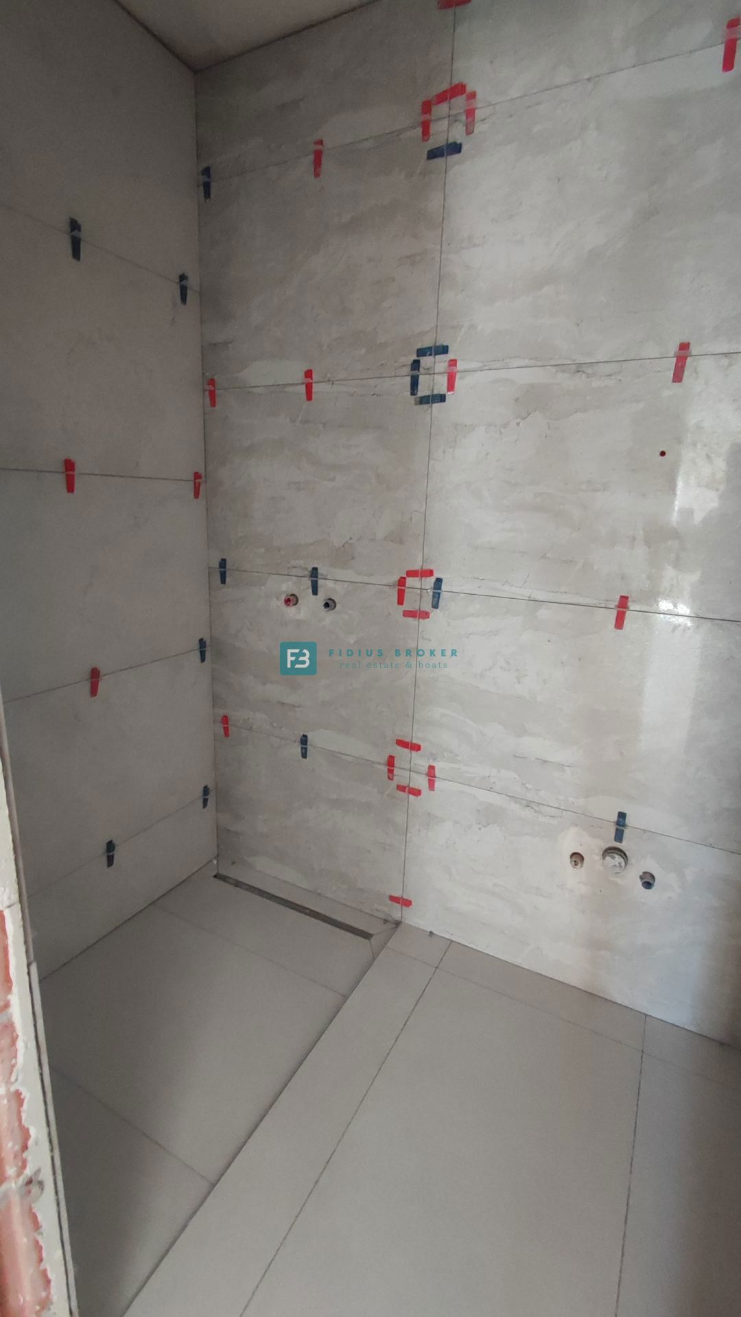 VODICE, novogradnja, pritličje, vrt 30 m2, 650 m do plaže