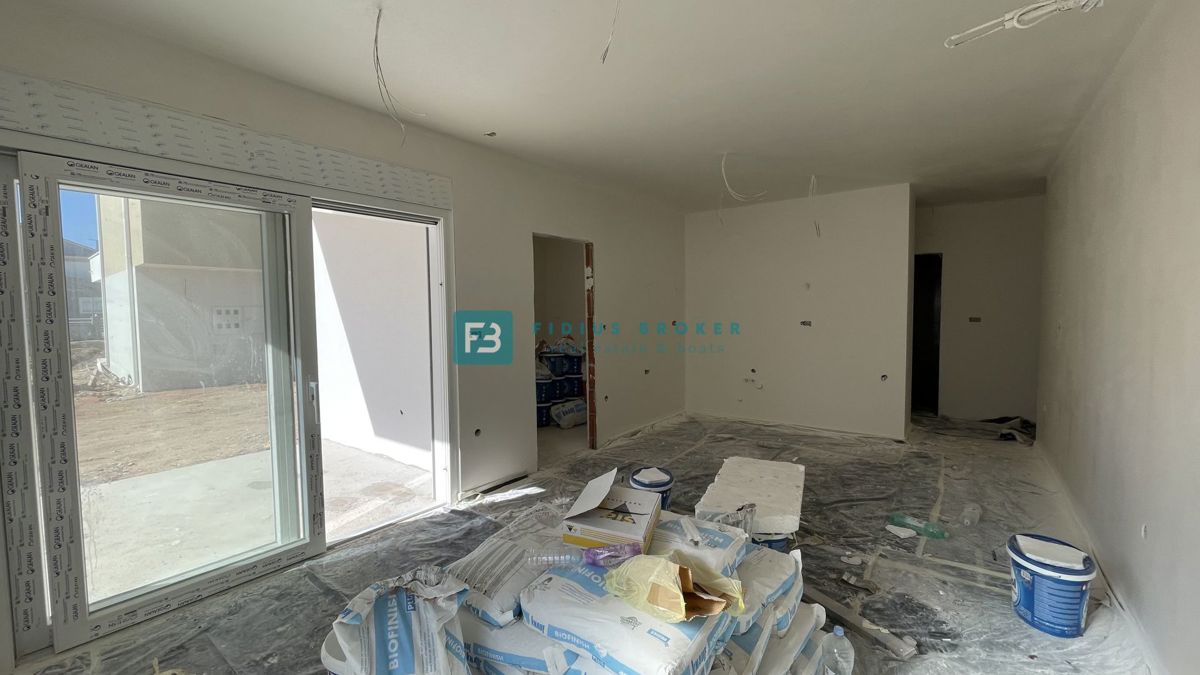 VODICE, novogradnja, pritličje, vrt 30 m2, 650 m do plaže