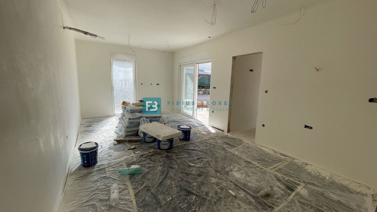 VODICE, novogradnja, pritličje, vrt 30 m2, 650 m do plaže