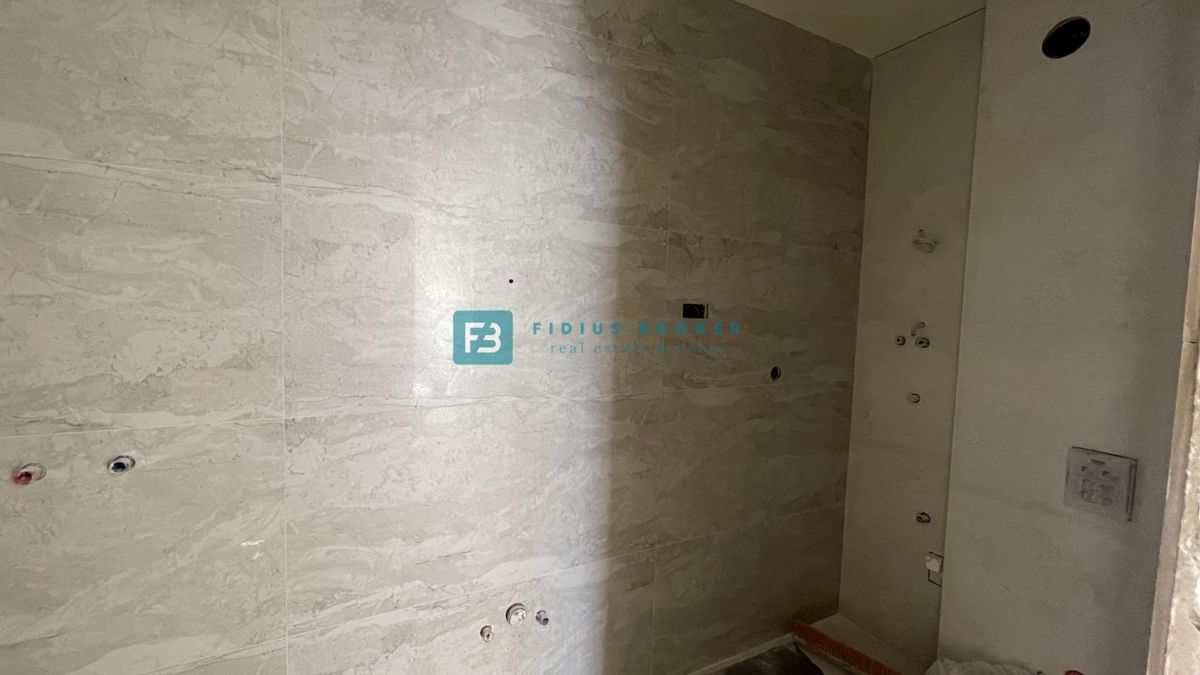 VODICE, novogradnja, pritličje, vrt 30 m2, 650 m do plaže